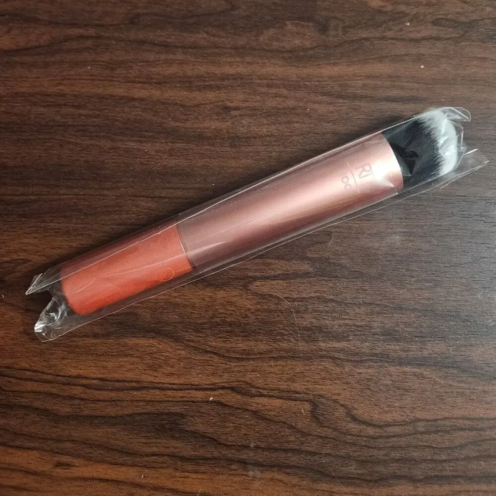 RT REAL TECHNIQUES Expert Foundation Brush 200 ~ NEW